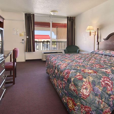 Super 8 by Wyndham Oklahoma Fairgrounds Motel Bagian luar foto