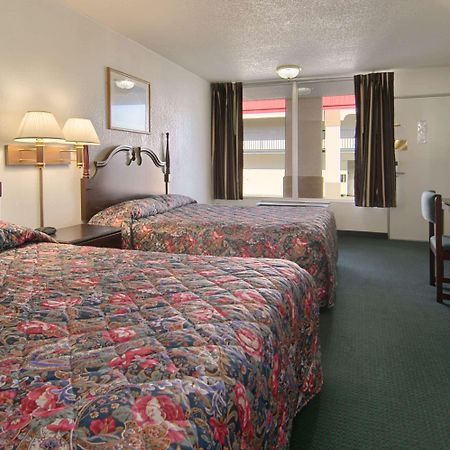 Super 8 by Wyndham Oklahoma Fairgrounds Motel Bagian luar foto