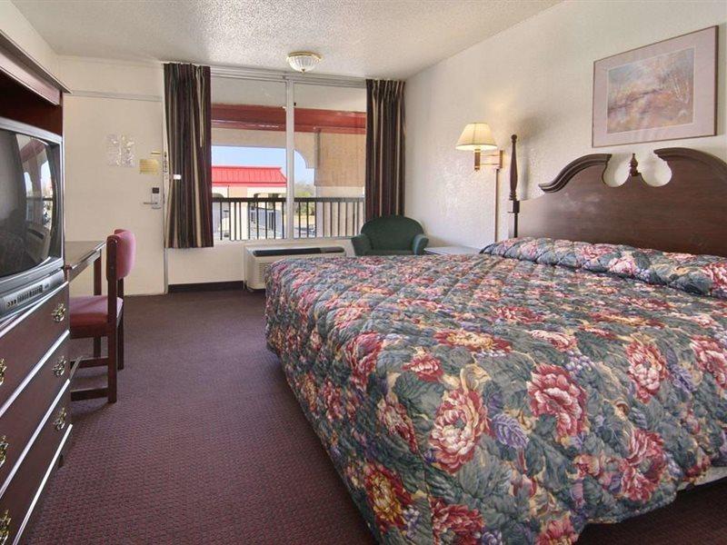 Super 8 by Wyndham Oklahoma Fairgrounds Motel Bagian luar foto