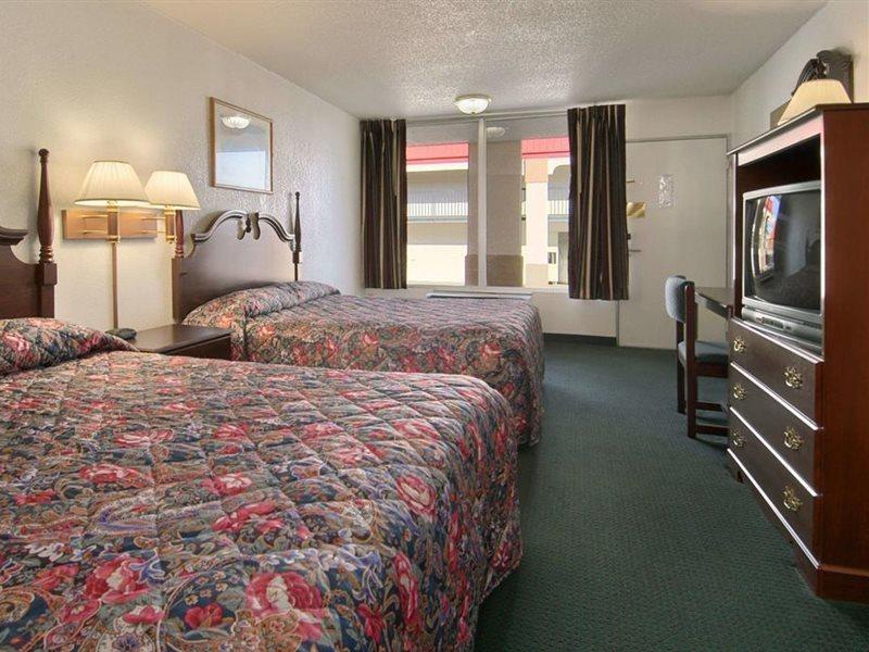 Super 8 by Wyndham Oklahoma Fairgrounds Motel Bagian luar foto