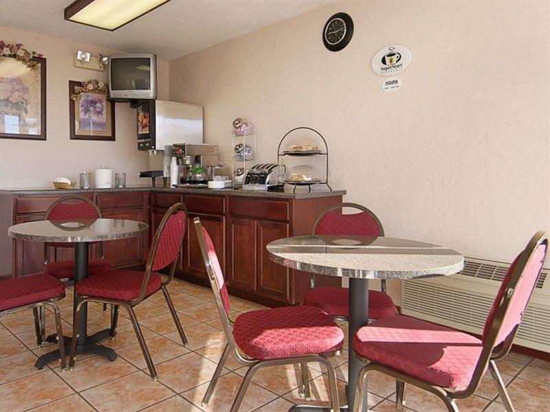 Super 8 by Wyndham Oklahoma Fairgrounds Motel Bagian luar foto