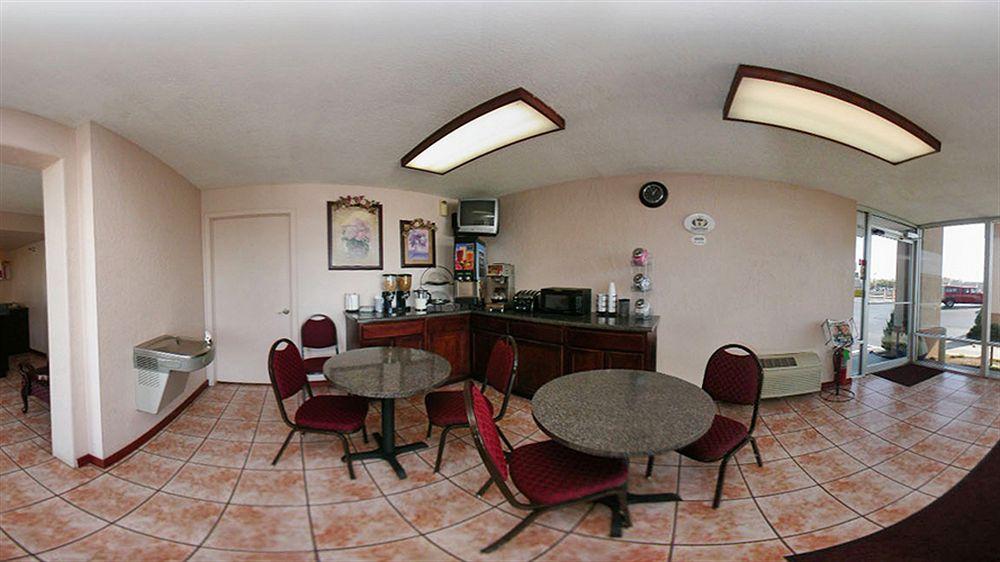 Super 8 by Wyndham Oklahoma Fairgrounds Motel Bagian luar foto